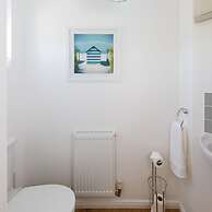 Newly Refurbished Seaside Escape - 5 Mins to Beach