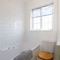 Newly Refurbished Seaside Escape - 5 Mins to Beach