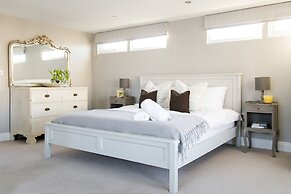 4BR Beach House Sleeps 10 - 5 Mins Walk to the Sea