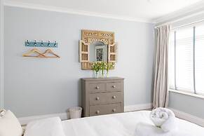 4BR Beach House Sleeps 10 - 5 Mins Walk to the Sea