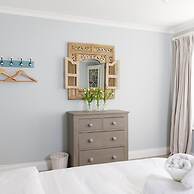 4BR Beach House Sleeps 10 - 5 Mins Walk to the Sea