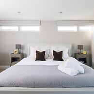 4BR Beach House Sleeps 10 - 5 Mins Walk to the Sea