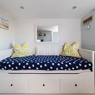 4BR Beach House Sleeps 10 - 5 Mins Walk to the Sea