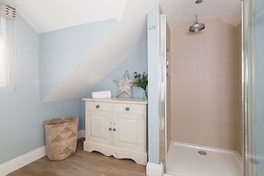 4BR Beach House Sleeps 10 - 5 Mins Walk to the Sea