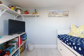 4BR Beach House Sleeps 10 - 5 Mins Walk to the Sea