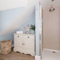 4BR Beach House Sleeps 10 - 5 Mins Walk to the Sea