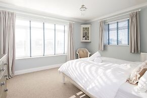 4BR Beach House Sleeps 10 - 5 Mins Walk to the Sea