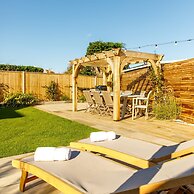 4BR Beach House Sleeps 10 - 5 Mins Walk to the Sea