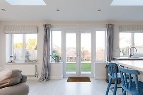 4BR Beach House Sleeps 10 - 5 Mins Walk to the Sea