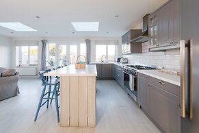 4BR Beach House Sleeps 10 - 5 Mins Walk to the Sea