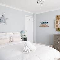 4BR Beach House Sleeps 10 - 5 Mins Walk to the Sea