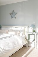 4BR Beach House Sleeps 10 - 5 Mins Walk to the Sea