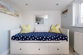 4BR Beach House Sleeps 10 - 5 Mins Walk to the Sea