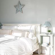 4BR Beach House Sleeps 10 - 5 Mins Walk to the Sea