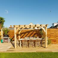 4BR Beach House Sleeps 10 - 5 Mins Walk to the Sea