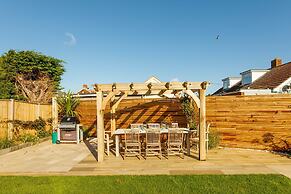 4BR Beach House Sleeps 10 - 5 Mins Walk to the Sea