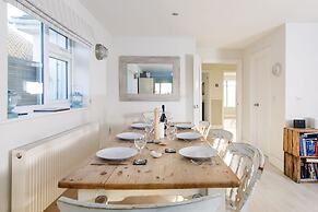 4BR Beach House Sleeps 10 - 5 Mins Walk to the Sea