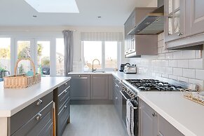 4BR Beach House Sleeps 10 - 5 Mins Walk to the Sea