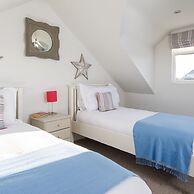 4BR Beach House Sleeps 10 - 5 Mins Walk to the Sea