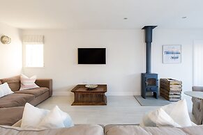 4BR Beach House Sleeps 10 - 5 Mins Walk to the Sea