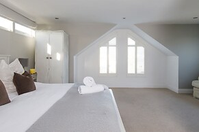 4BR Beach House Sleeps 10 - 5 Mins Walk to the Sea