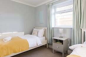 4BR Beach House Sleeps 10 - 5 Mins Walk to the Sea