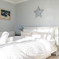 4BR Beach House Sleeps 10 - 5 Mins Walk to the Sea