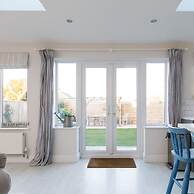 4BR Beach House Sleeps 10 - 5 Mins Walk to the Sea