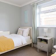 4BR Beach House Sleeps 10 - 5 Mins Walk to the Sea