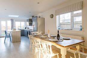 4BR Beach House Sleeps 10 - 5 Mins Walk to the Sea