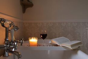 4BR Beach House Sleeps 10 - 5 Mins Walk to the Sea