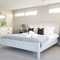 4BR Beach House Sleeps 10 - 5 Mins Walk to the Sea