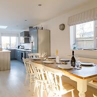 4BR Beach House Sleeps 10 - 5 Mins Walk to the Sea