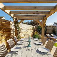 4BR Beach House Sleeps 10 - 5 Mins Walk to the Sea