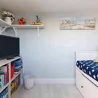 4BR Beach House Sleeps 10 - 5 Mins Walk to the Sea