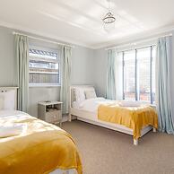 4BR Beach House Sleeps 10 - 5 Mins Walk to the Sea