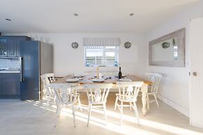 4BR Beach House Sleeps 10 - 5 Mins Walk to the Sea