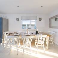 4BR Beach House Sleeps 10 - 5 Mins Walk to the Sea