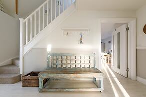 4BR Beach House Sleeps 10 - 5 Mins Walk to the Sea