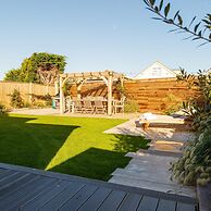 4BR Beach House Sleeps 10 - 5 Mins Walk to the Sea