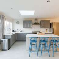 4BR Beach House Sleeps 10 - 5 Mins Walk to the Sea