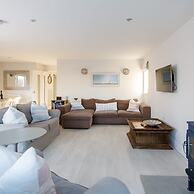 4BR Beach House Sleeps 10 - 5 Mins Walk to the Sea