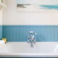 4BR Beach House Sleeps 10 - 5 Mins Walk to the Sea