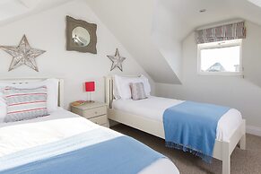 4BR Beach House Sleeps 10 - 5 Mins Walk to the Sea