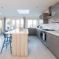 4BR Beach House Sleeps 10 - 5 Mins Walk to the Sea