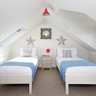 4BR Beach House Sleeps 10 - 5 Mins Walk to the Sea