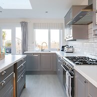 4BR Beach House Sleeps 10 - 5 Mins Walk to the Sea