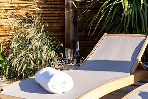 4BR Beach House Sleeps 10 - 5 Mins Walk to the Sea