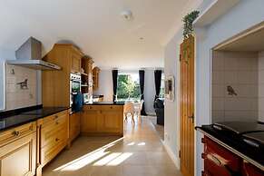 Quaint Coastal Cottage - 5 Mins From Beach