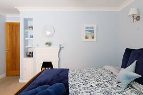 Quaint Coastal Cottage - 5 Mins From Beach